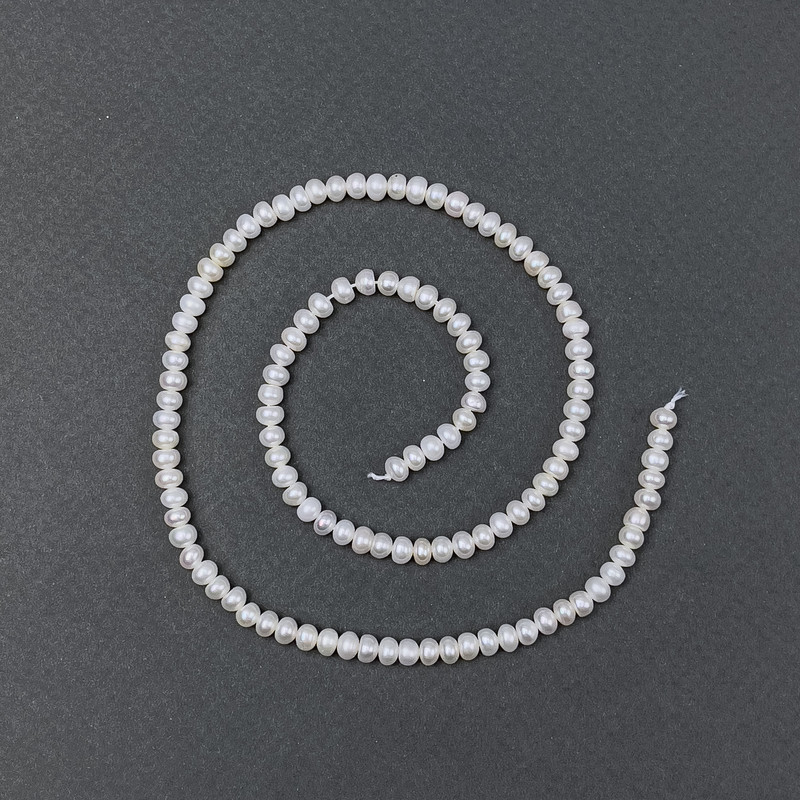 Perły rzeczne na nici, średnica 4×3 mm, długość ok. 38 cm