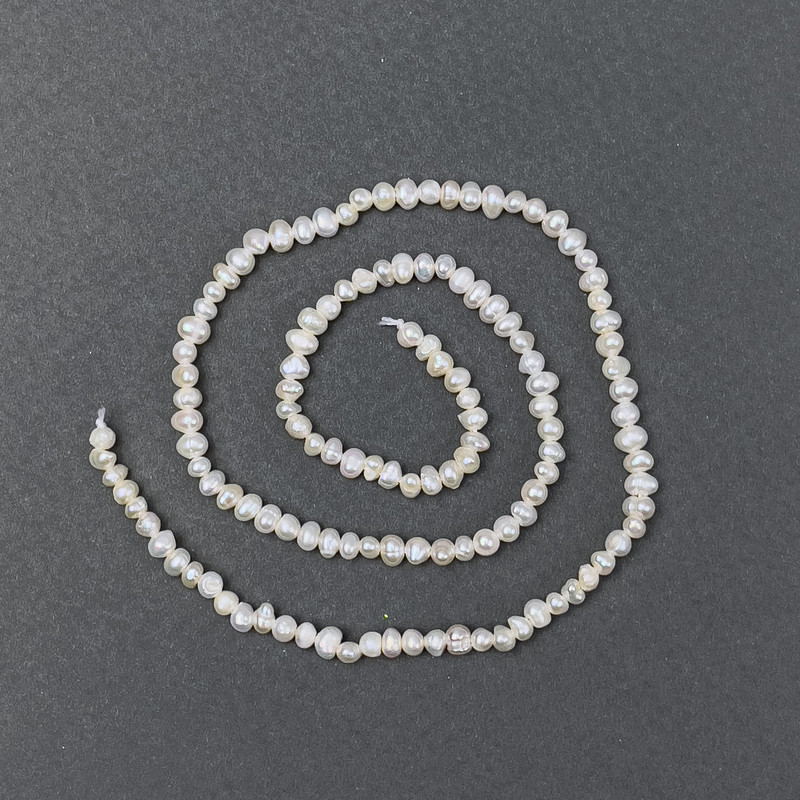 Owalne perły rzeczne na nitce, średnica ok. 4×3 mm, długość ok. 35 cm