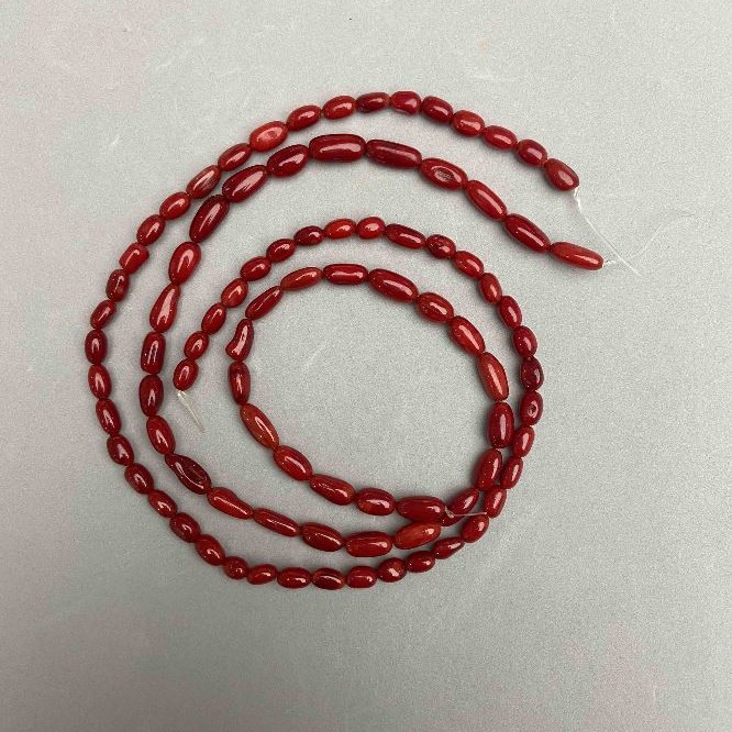 Koral naturalny – ziarenka, średnica 7–11×5–6 mm ±, asortyment rozmiarów, długość 41 cm ± na nici
