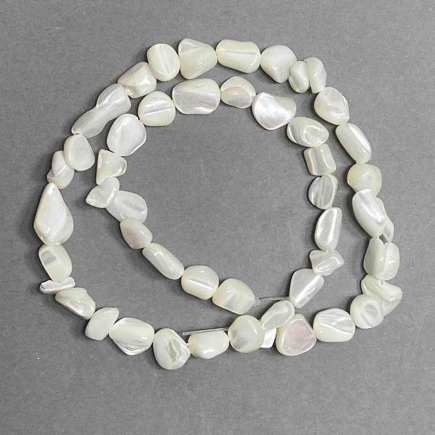 Koraliki fasetowane z perłowego połysku, średnica 8x6 mm, długość około 41 cm na żyłce