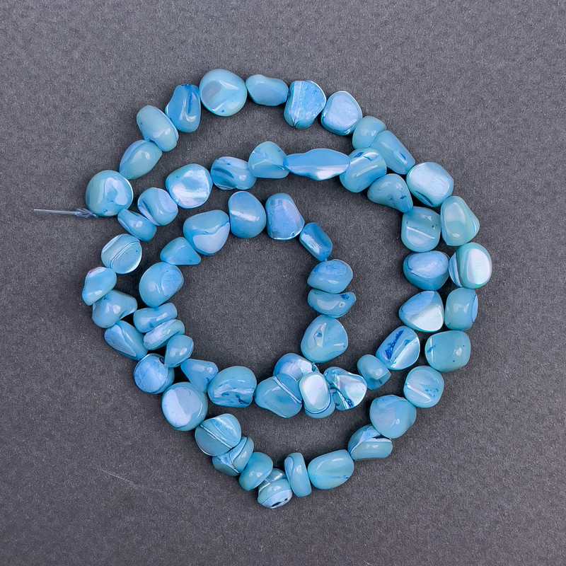 Koraliki z tonowanego perłowego niebieskiego odcienia w kształcie kropli, średnica 8×6 mm, długość nici około 41 cm