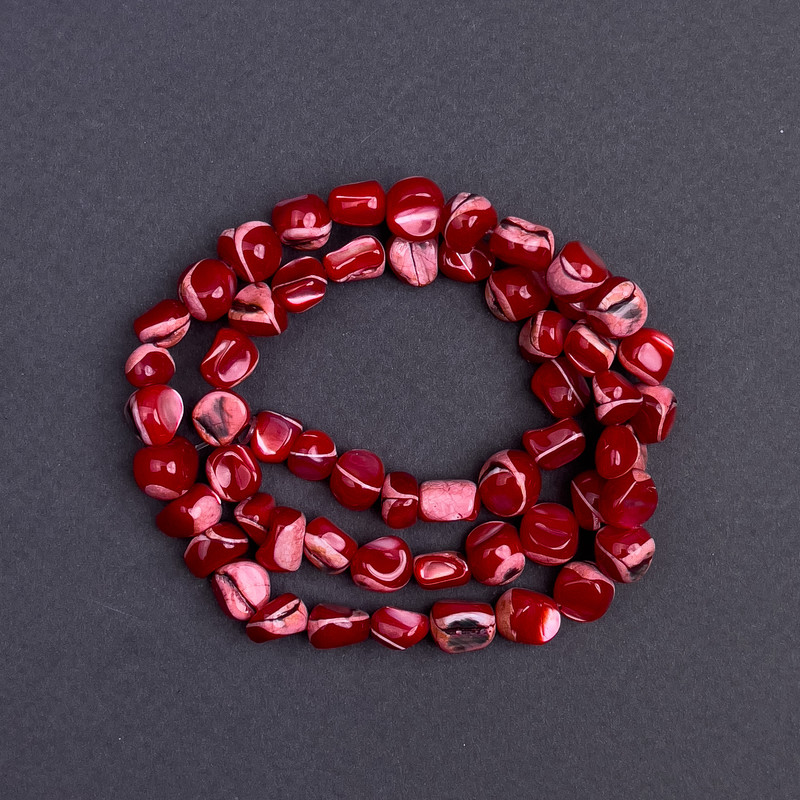 Koraliki tonowanego czerwonego perłowego koloru, w kształcie galetki, średnica 8×6 mm, długość 41 cm na żyłce