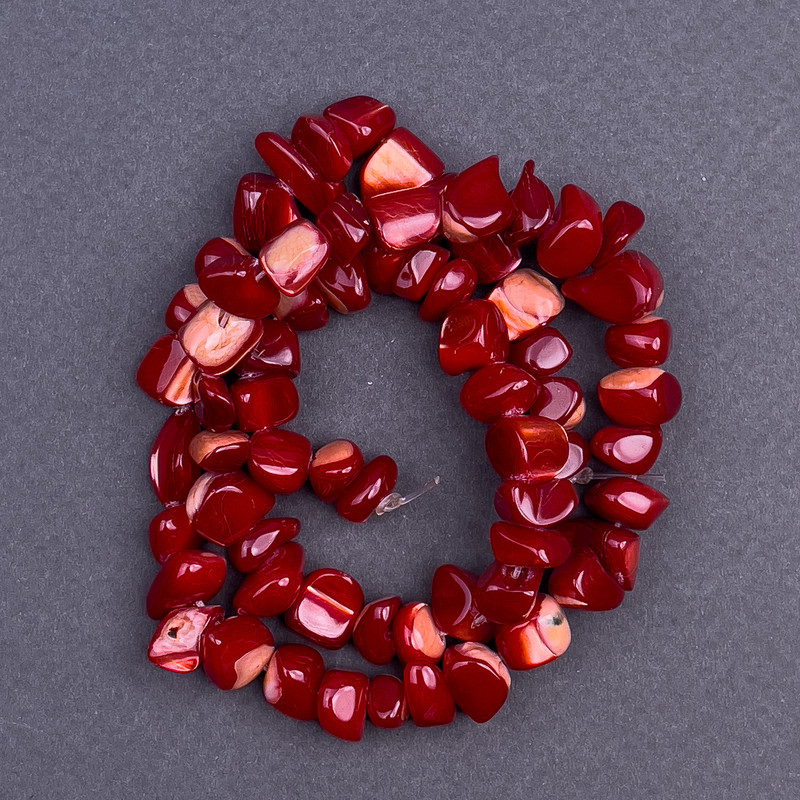 Koraliki z czerwonego tonowanego perłowego materiału, o kształcie fasetowanych kuleczek, średnica 8×6 mm, długość 41 cm na żyłce