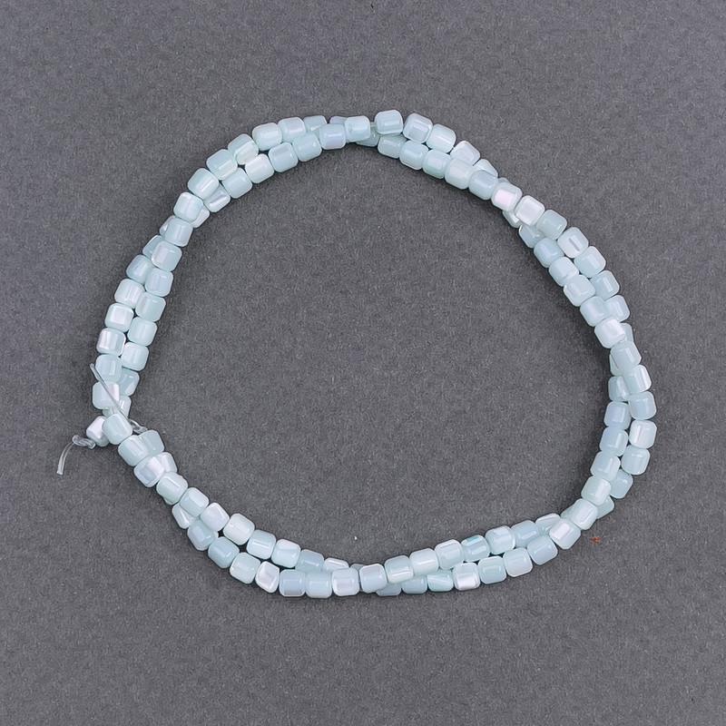 Koraliki tonowane w miętowym odcieniu perłowym, cylindryczne, średnica około 3,5 × 3,5 mm, długość 40 cm, na nitce