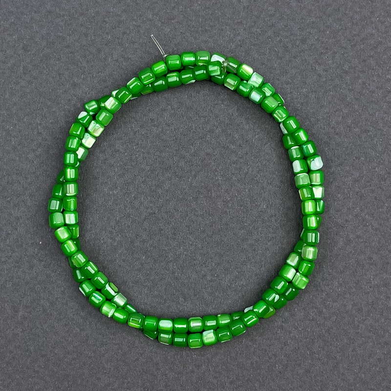 Koraliki tonowanego zielonego perłowego cylindra, średnica 3,5 × 3,5 mm, długość 40 cm, na żyłce