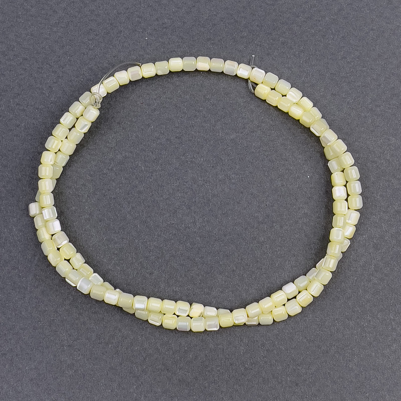 Koraliki tonowanego żółtego perłowego, cylindryczne, średnica 3,5×3,5 mm, długość 40 cm na żyłce