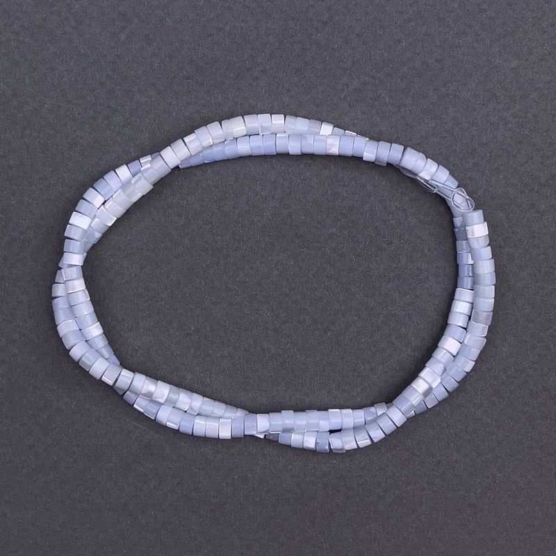 Koraliki tonowane z perłowego połysku w kolorze błękitno-szarym, dyskowe, średnica 4×2 mm, długość 40 cm, na żyłce