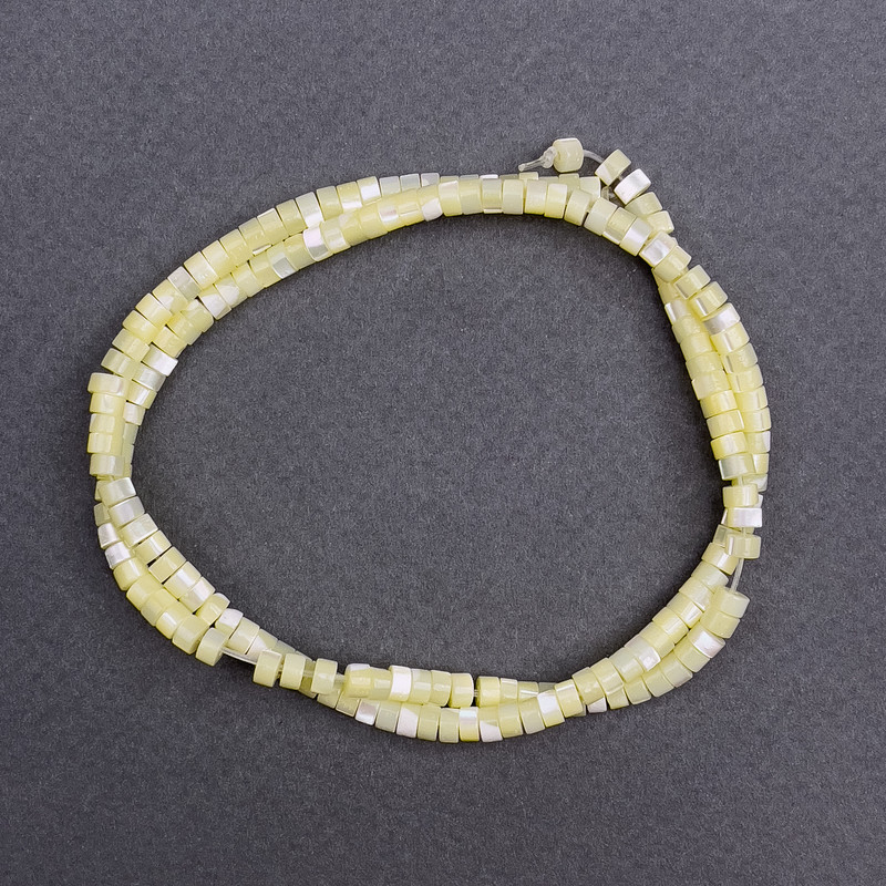 Koraliki tonowane żółte z perłowym odcieniem w kształcie dysków, średnica 4×2 mm, długość 40 cm, na żyłce