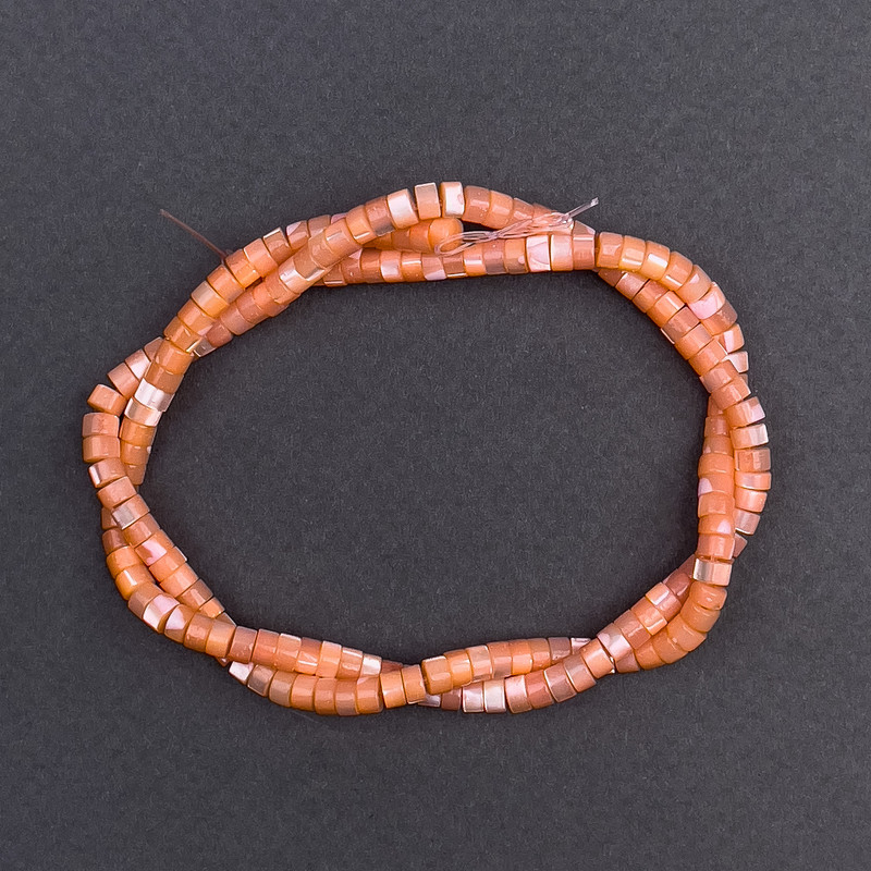 Koraliki tonowanego perłowego odcienia brzoskwiniowego, w kształcie talerzyków, średnica 4×2 mm, długość 40 cm ± na żyłce