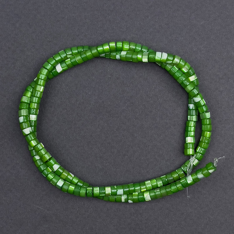 Koraliki z zielonego perłowego barwienia, w kształcie tarcz, średnica 4×2 mm, długość 40 cm na nitce