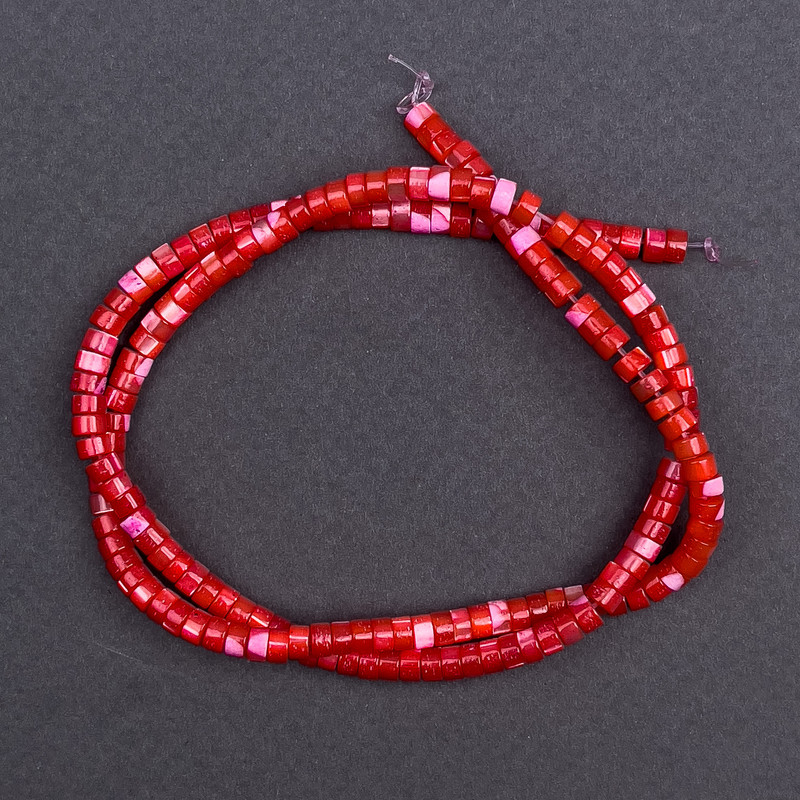 Koraliki z barwionego czerwonego perłowego dysku, średnica 4×2 mm, długość około 40 cm, na żyłce