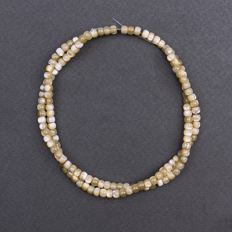 Koraliki z beżowego perłowego połysku, gładkie, w kształcie rogalika, średnica 4×3 mm, długość 40 cm ±, na nitce