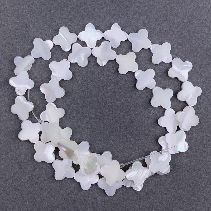 Koraliki z masy perłowej w kształcie koniczyny, średnica około 12×3 mm, długość około 39 cm, na żyłce