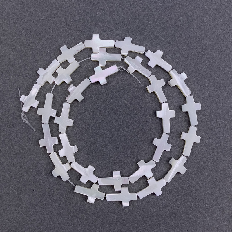 Koraliki z perłowego połysku w formie krzyżyka, średnica 8×14×3 mm, długość 39 cm, na nici