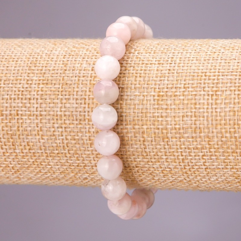 Bransoletka z naturalnego kamienia kunzytu na gumce elastycznej, gładka kulka, średnica 8,5 mm, długość 18 cm
