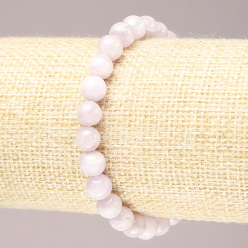 Bransoletka na elastycznej gumce z naturalnego kamienia kunzyt, gładka kulka, średnica 7,5 mm+