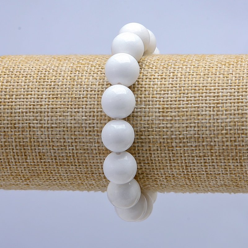 Bransoletka na gumce z białego agatu, gładka kulka, o średnicy 12 mm, długość 18 cm
