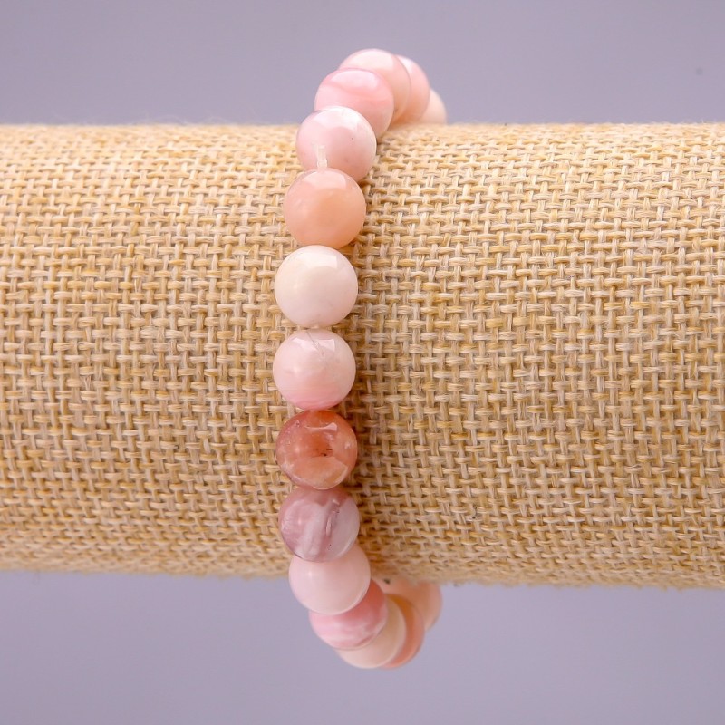 Bransoletka z różowego opalu, gładkie kulki o średnicy około 8 mm, na gumce, długość 18 cm