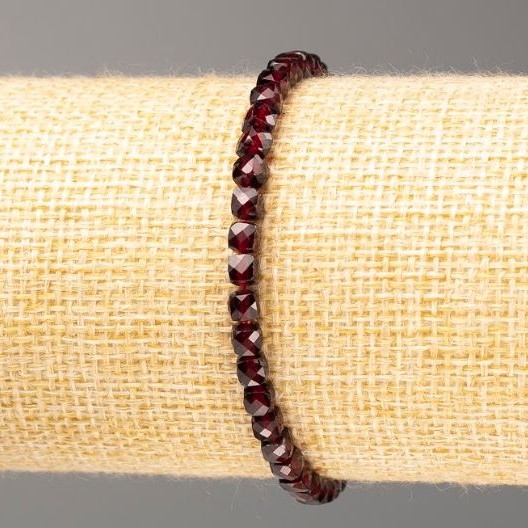Bransoletka z granatu, naturalny kamień, fasetowane sześcienne koraliki, średnica 4 mm, długość 18 cm (na elastycznej gumce)