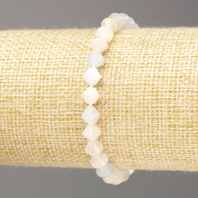 Bransoletka z naturalnego kamienia morganitu w kształcie rombu, o wymiarach 6 × 6 mm, długość 18 cm (na elastycznej gumce)