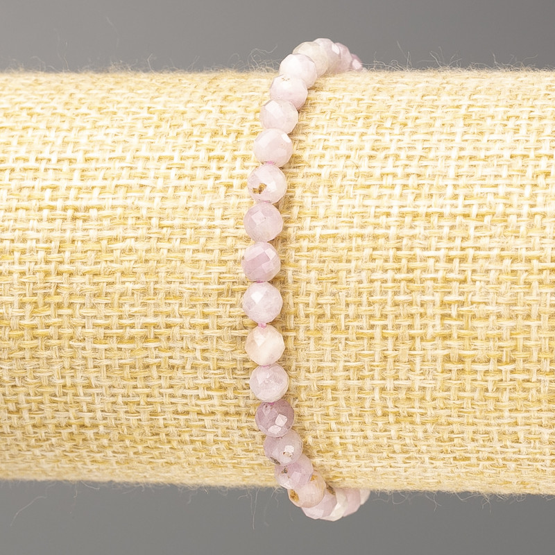 Bransoleta z naturalnego kamienia kunzyt fasetowane kuleczki, średnica 4,5–5+ mm, długość 18 cm (rozciągliwa)