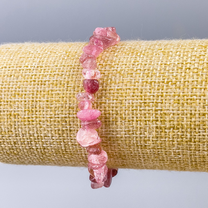 Bransoletka z kwarcu truskawkowego, naturalny kamień – drobiny, średnica 8×3 mm, długość 18 cm (na elastycznej gumce)