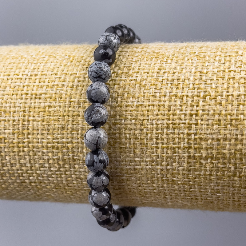 Bransoletka ze śnieżnego obsydianu „Łzy Apaczów” – naturalny kamień, gładka kuleczka, średnica około 6 mm, długość 18 cm (rozciągliwa)