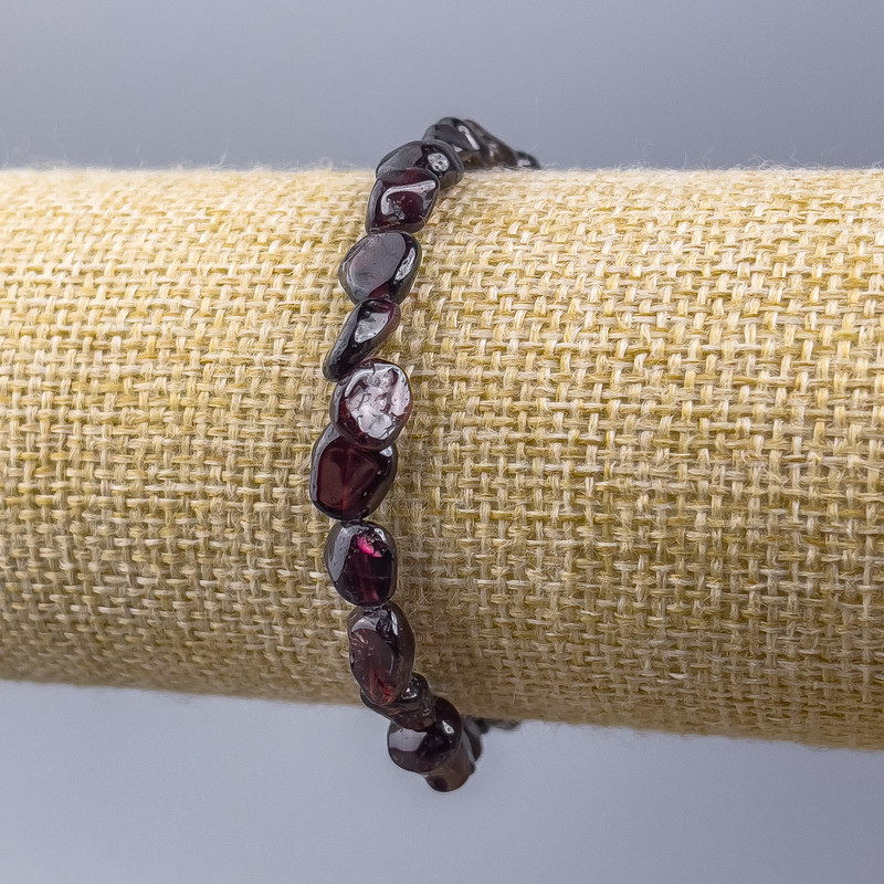 Bransoletka z granatu, naturalny kamień fasetowany, średnica 8×7 mm, długość 18 cm (rozciągana)
