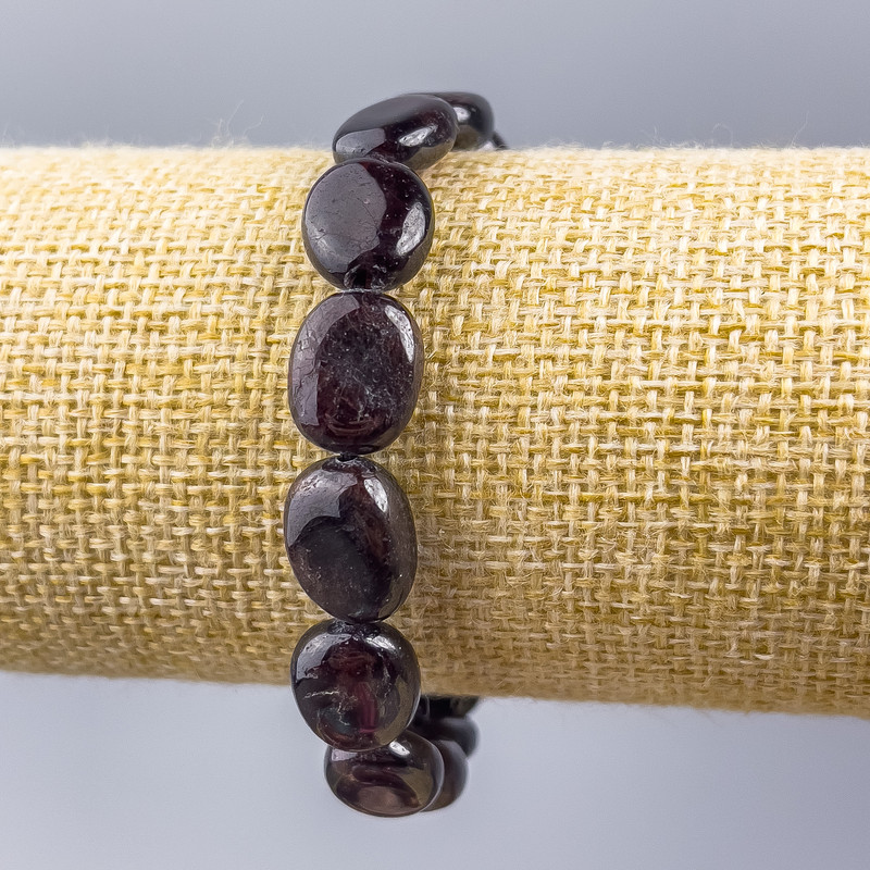 Bransoletka z naturalnego granatu, facetowany kamień, średnica 12×13×7 mm, długość 18 cm (elastyczna)