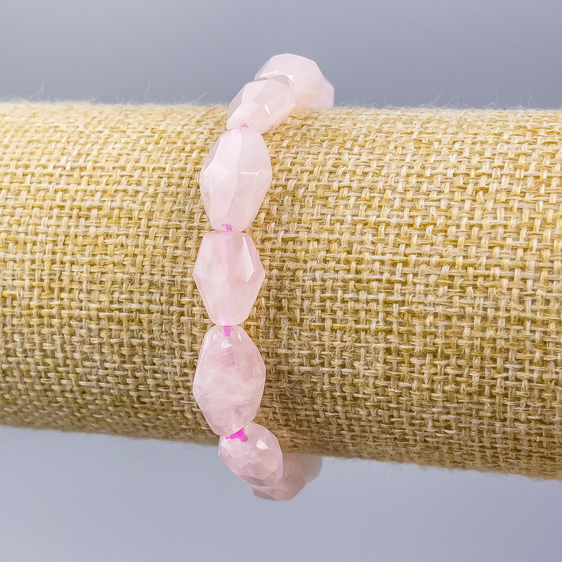 Bransoletka z różowego kwarcu, naturalny kamień, o wielokątnym kształcie, wymiary 15×10 mm, długość 18 cm (rozciągliwa)