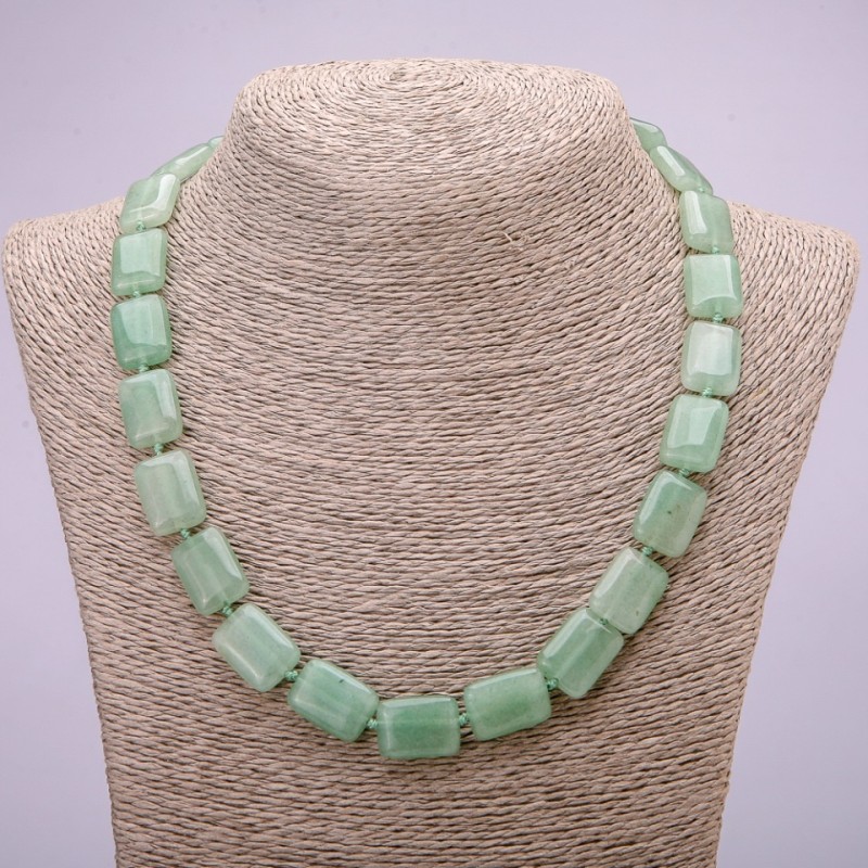 Naszyjnik z naturalnego nefrytu o prostokątnym kształcie, wymiary 13×18 mm, długość 48 cm