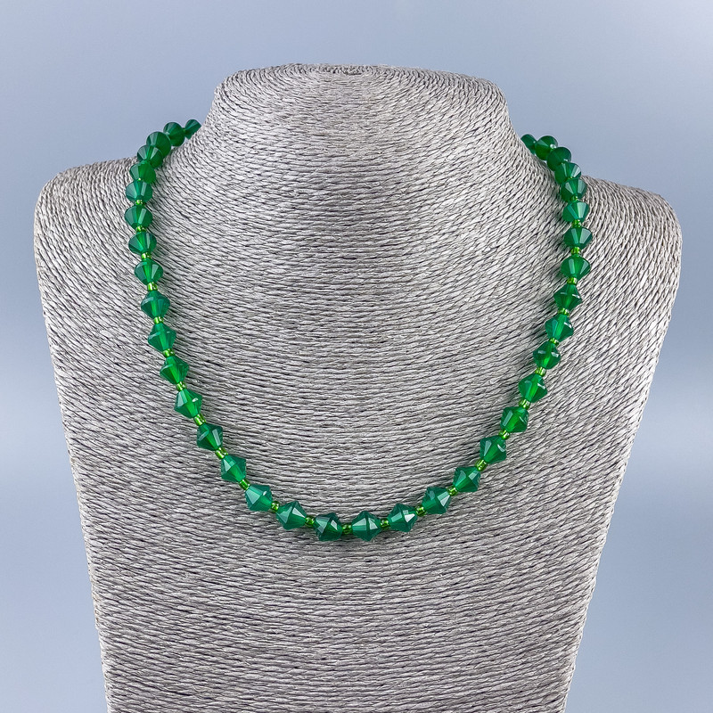 Naszyjnik z naturalnego kamienia chryzopraz w romb, średnica 8×8 mm ±, z koralikami 2,5 mm, długość 48 cm +