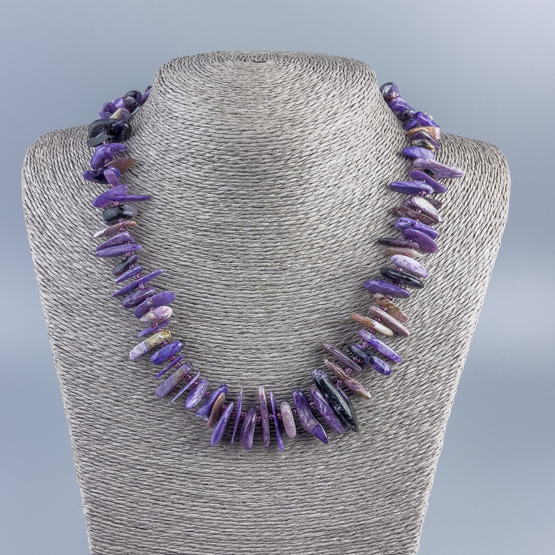 Naszyjnik z naturalnego kamienia
Fragment charoitu 'igła', średnica 15×3 mm +/- z koralikami, średnica 2 mm, długość 50 cm +