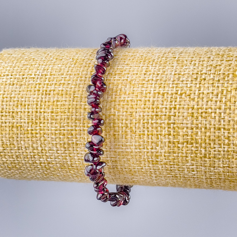 Bransoletka z naturalnego granatu – drobne ziarenka kamienia, średnica 6×2 mm (±), długość 18 cm (na elastycznej gumce)