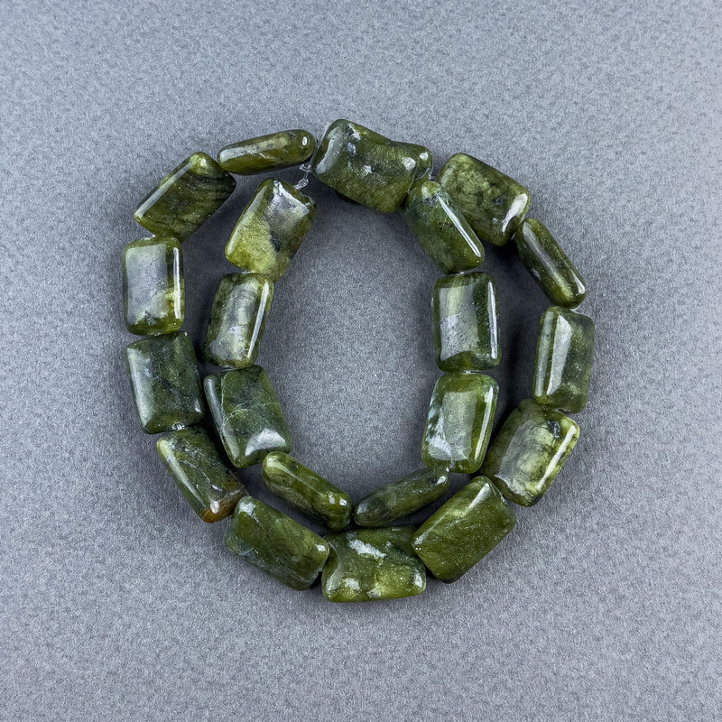 Koraliki z jadeitu – naturalny kamień, prostokątne, wymiary 13×18×6 mm, grubość 5 mm ±, długość około 40 cm na żyłce