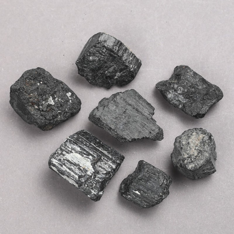 Pamiątkowy nieobrobiony kamień Turmalin Sherl (cena za 100 g) (za 100 g)