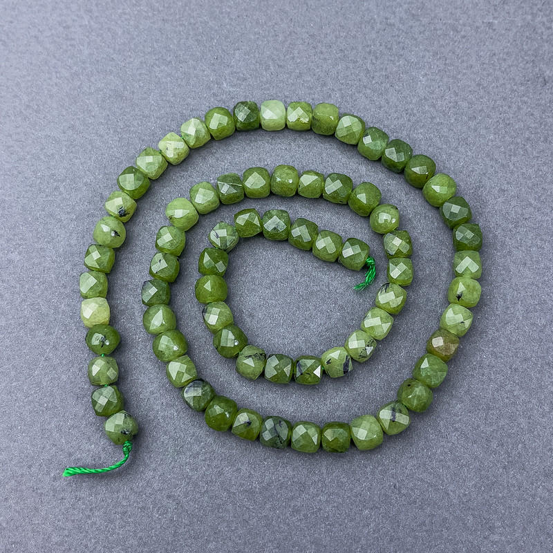 Koraliki z kanadyjskiego jadeitu, fasetowane sześciany na nitce, średnica 5×5 mm, długość 38 cm