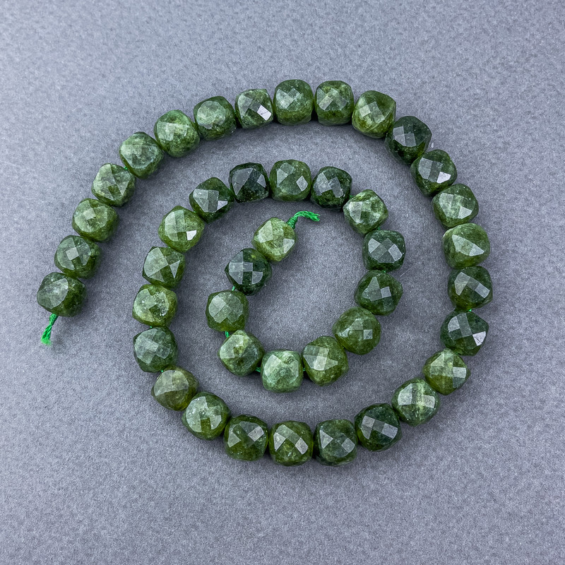 Koraliki z jadeitu, naturalny kamień, fasetowane sześciany na nici, średnica 9×9 mm, długość około 38 cm