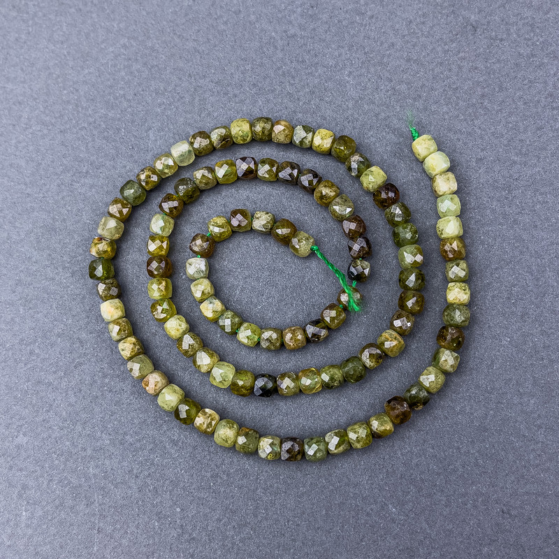 Koraliki grosularu (zielony granat) – naturalny kamień fasetowany, kostka na nitce, średnica 4×4 mm, długość 40 cm