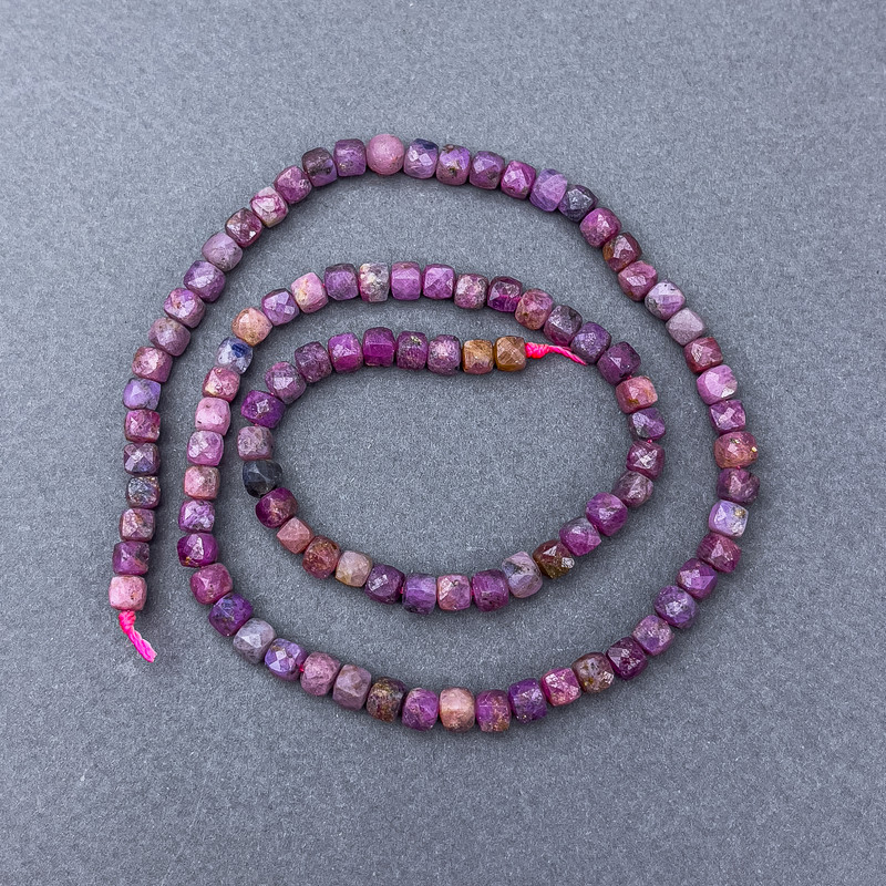 Koraliki z turmalinu, naturalny kamień, fasetowane sześciany na nitce, średnica 4×4 mm ±, długość 39 cm ±