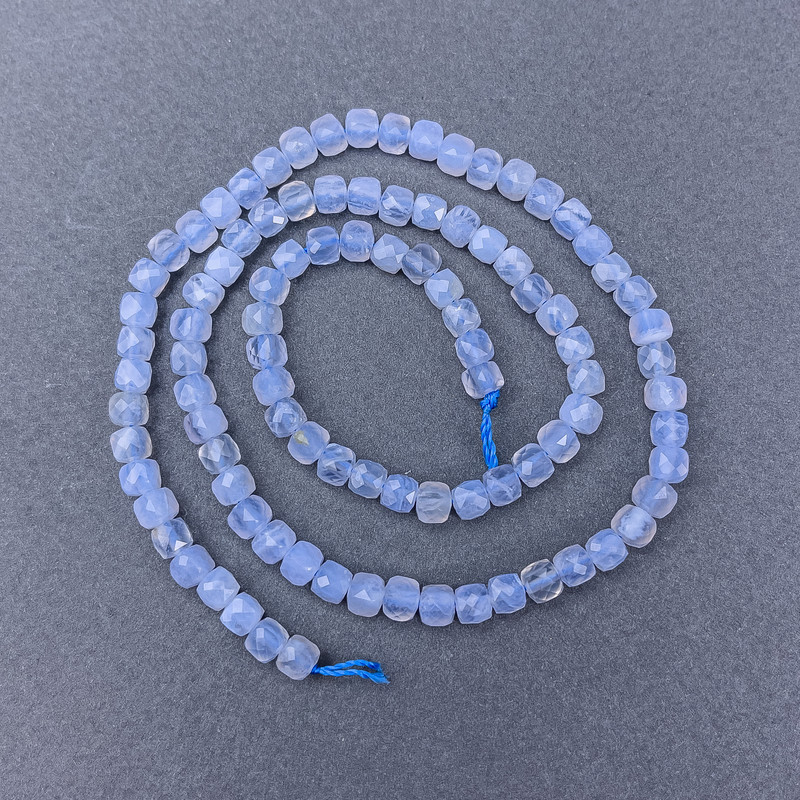 Koraliki agatowe (chalcedon błękitny) fasetowane kostki na nitce, średnica 4×4 mm, długość 39 cm