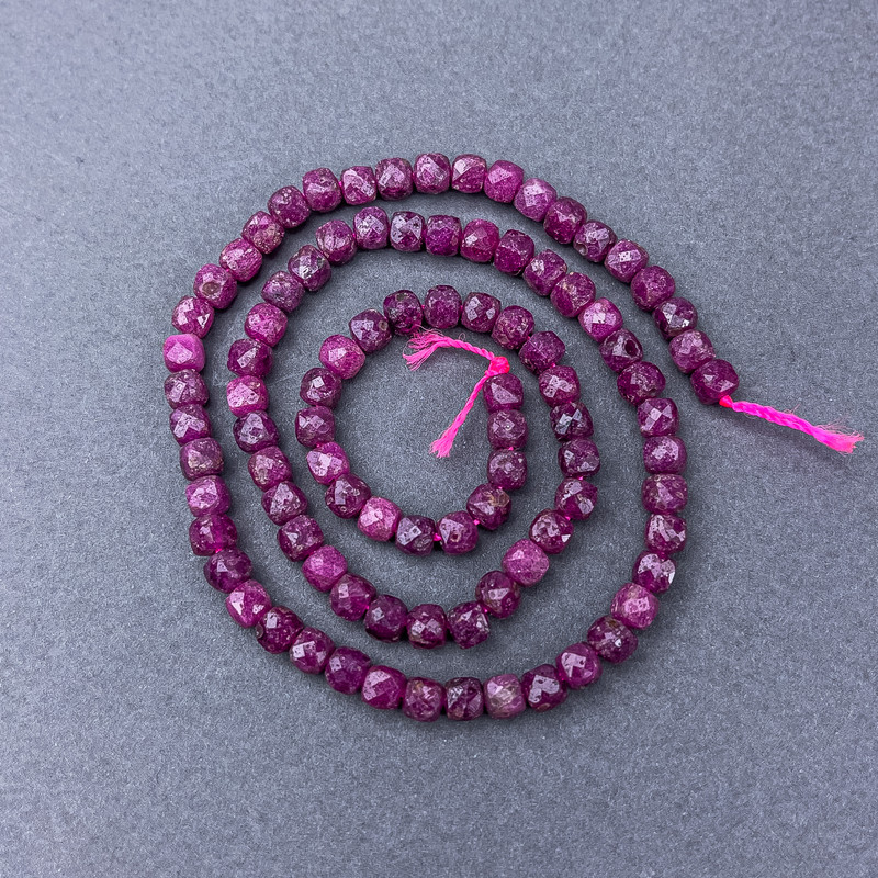 Koraliki rubinu naturalnego, fasetowane kostki o wymiarach 4×4 mm na nitce, długość 39 cm