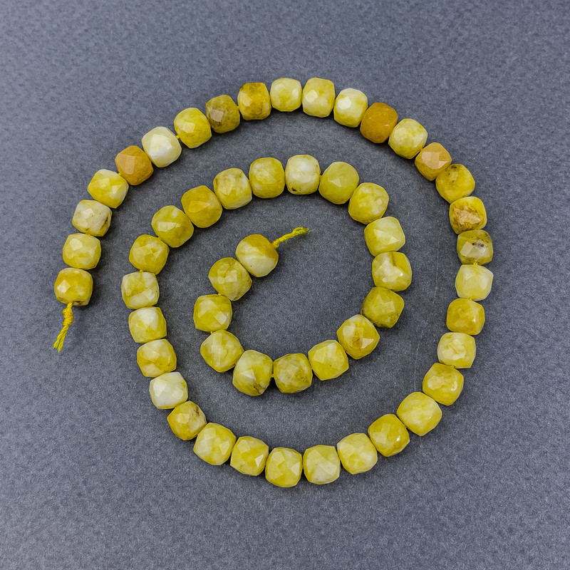 Koraliki z żółtego jadeitu, fasetowane kostki na nitce, średnica 7,5 x 7,5 mm, długość 38 cm+