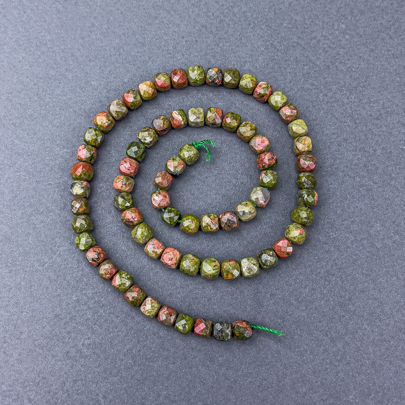 Koraliki z jaspisu Unakit, naturalny kamień, fasetowane kostki na nitce, średnica 6×6 mm ±, długość 38 cm ±