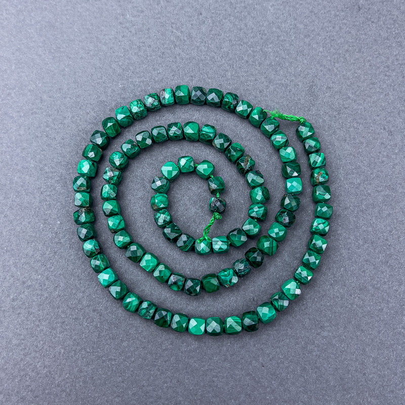 Koraliki z malachitu – naturalny kamień, fasetowany sześcian na nitce, średnica 4×4 mm ±, długość 39 cm ±