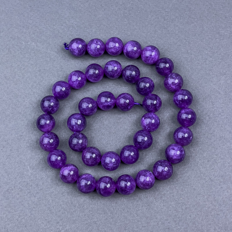 Koraliki sugilit w gładkich kuleczkach, średnica 10,5 mm ±, na nitce, długość 39 cm+