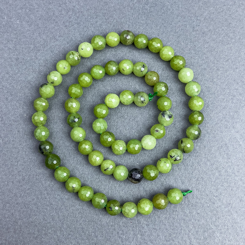 Koraliki z jadeitu kanadyjskiego, naturalny kamień, fasetowane kuleczki, o średnicy 6 mm ±, na nici, długość 38 cm ±