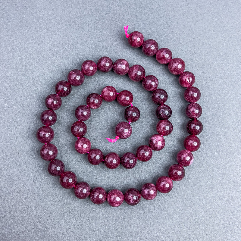 Koraliki rubelit turmalinu, naturalny kamień, gładkie kule o średnicy 8 mm ±, na nici, długość 38 cm ±