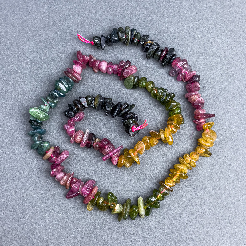 Koraliki z turmalinu, naturalny kamień, drobinki, średnica 7×3 mm, na nitce, długość 41 cm+