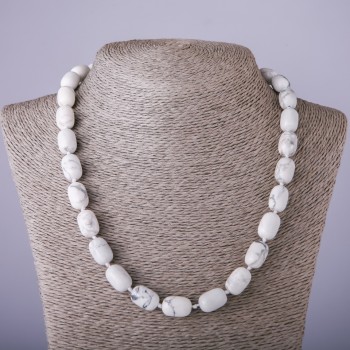 Naszyjnik z naturalnego kamienia howlit «beczka», średnica 10x14 mm, długość 47 cm